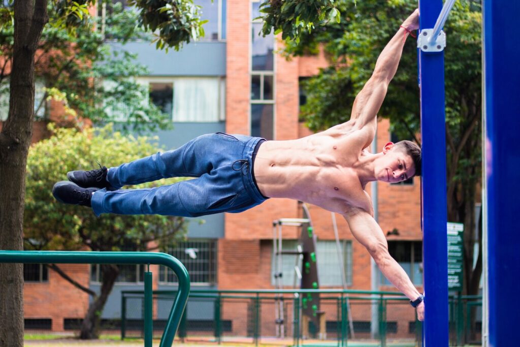 hombre musculoso joven trabajando